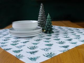 ✨ Zasněžený les na vaší tabuli ✨ Užijte si kouzlo zimní přírody i doma! 🌲 Tento středový ubrus (80x80 cm) zdobí můj...